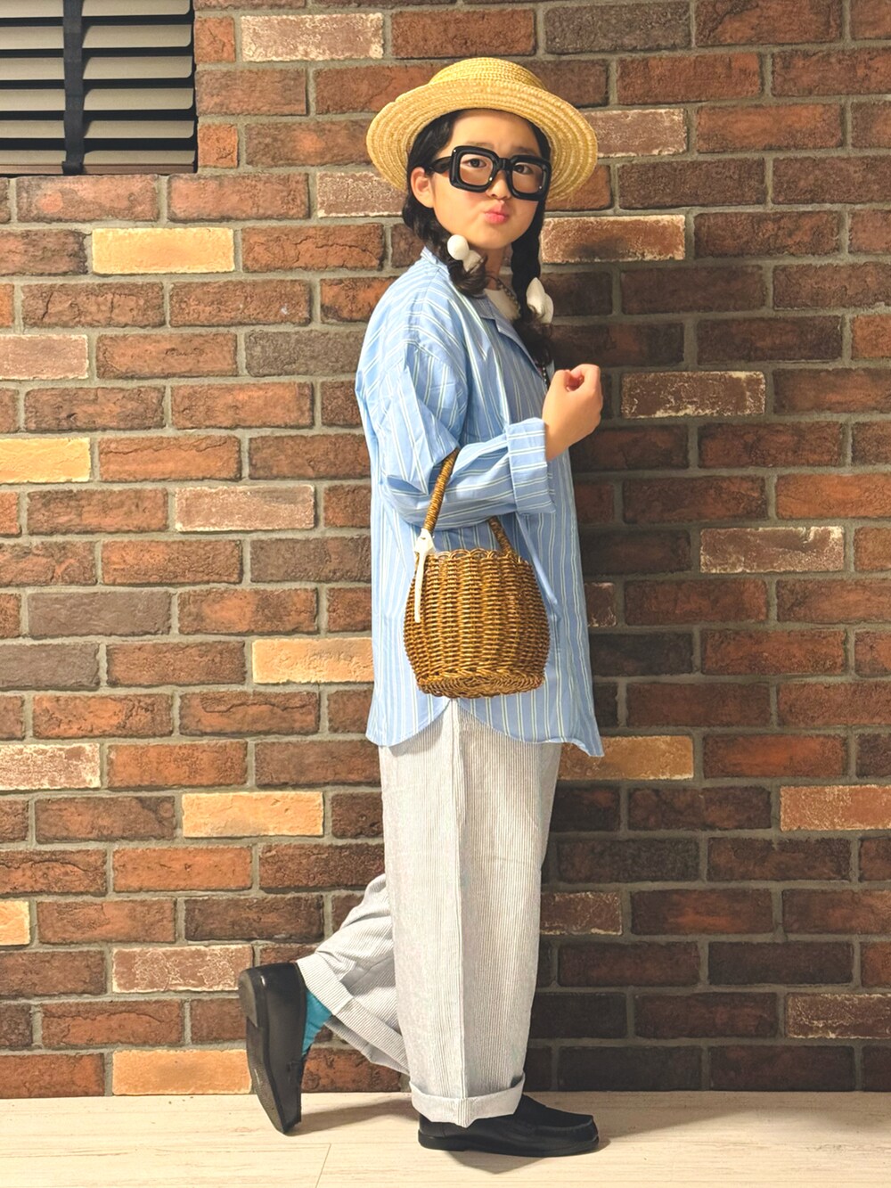 ホワイト系のTシャツ/カットソー、ブルー系のサロペット/オーバーオール、ブラック系のローファーを着用したキッズの春コーディネートの2枚目の写真