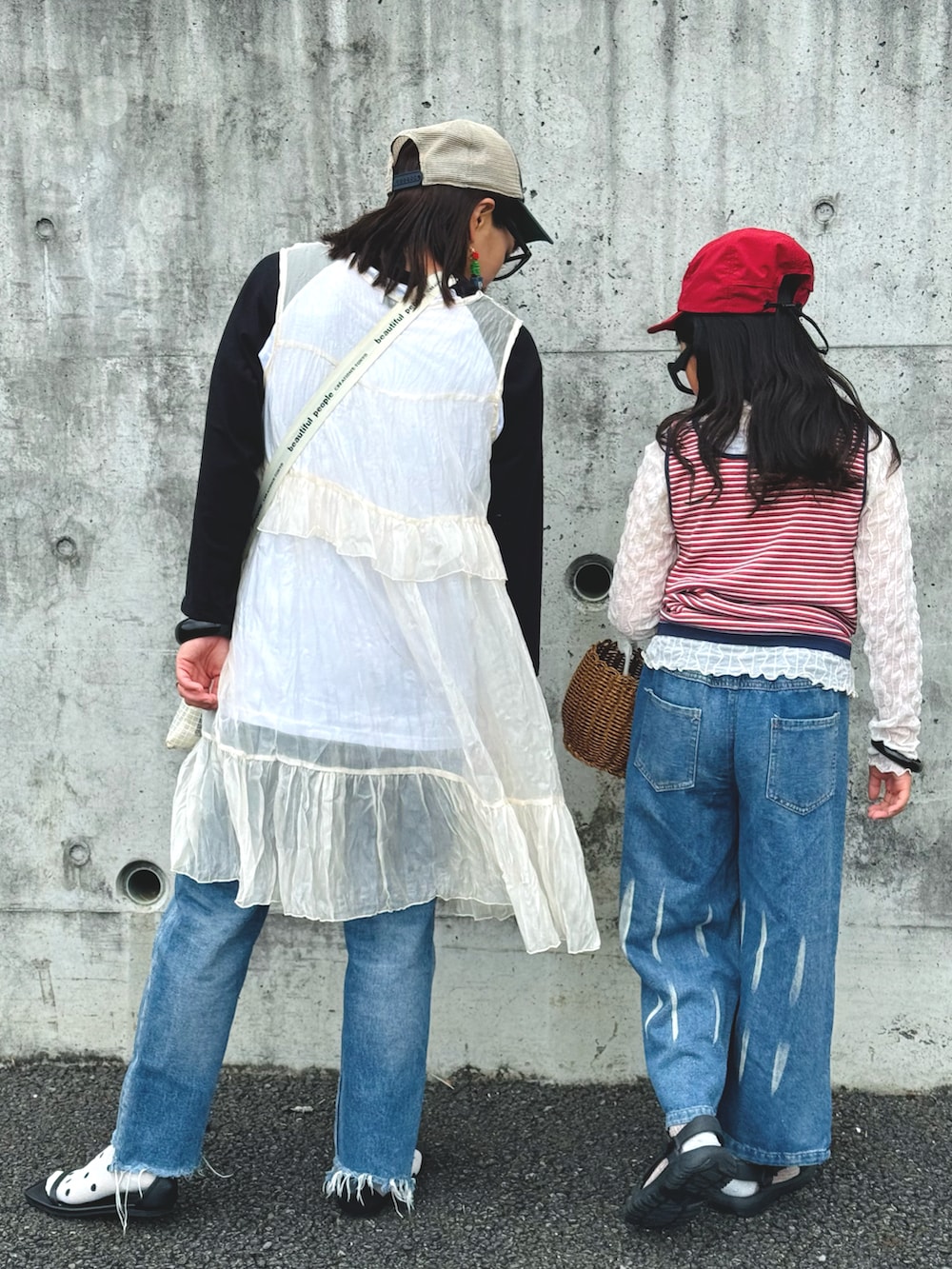 「スポーツミックス、リンクコーデ、親子コーデ、めがね、サンダル、レイヤードスタイル、デニム、キャップ、ロンT、お出かけコーデ、カジュアルコーデ、春夏コーデ、シンプルコーデ」|「THEATRE PRODUCTSのSEASIDEキャップ(キャップ、レッド系)」を使った、かーちんさん(キッズ・132cm)の春コーディネートの3枚目の写真