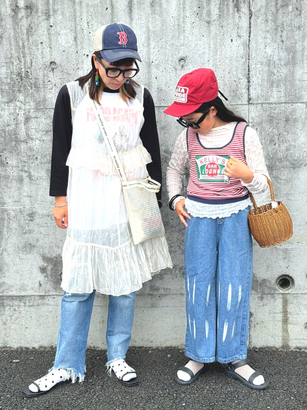 「スポーツミックス、リンクコーデ、親子コーデ、めがね、サンダル、レイヤードスタイル、デニム、キャップ、ロンT、お出かけコーデ、カジュアルコーデ、春夏コーデ、シンプルコーデ」|「THEATRE PRODUCTSのSEASIDEキャップ(キャップ、レッド系)」を使った、かーちんさん(キッズ・132cm)の春コーディネートの2枚目の写真