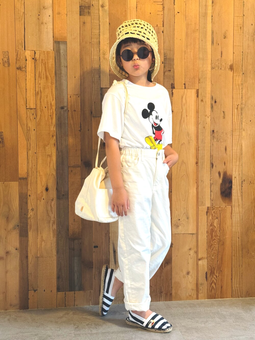 「Tシャツ、プチプラ、夏コーデ、ワントーン、デニム、サングラス、ショルダーバッグ、お出かけコーデ、UNIQLO、休日スタイル、ボーダー、カジュアルコーデ、淡色コーデ、ホワイトコーデ、白Tシャツ」｜「green label relaxingのアイテム（ハット、ベージュ系）」を使った、かーちんさん（キッズ・132cm）の夏コーディネートの5枚目の写真