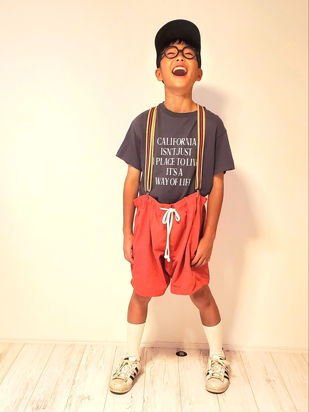 「カジュアルコーデ、キャップ、ロゴT、プチプラ、ビッグシルエット、タックイン、ハーフパンツ、スニーカーコーデ、めがね、休日スタイル、レイヤードスタイル、GU、adidas、ショートパンツ、夏コーデ」｜「GUのアイテム（Tシャツ/カットソー、グレー系）」を使った、かーちんさん（キッズ・138cm）の夏コーディネートの2枚目の写真