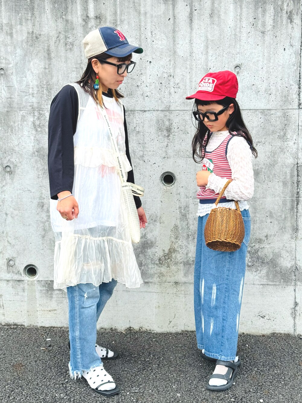 「スポーツミックス、リンクコーデ、親子コーデ、めがね、サンダル、レイヤードスタイル、デニム、キャップ、ロンT、お出かけコーデ、カジュアルコーデ、春夏コーデ、シンプルコーデ」|「THEATRE PRODUCTSのSEASIDEキャップ(キャップ、レッド系)」を使った、かーちんさん(キッズ・132cm)の春コーディネートの4枚目の写真