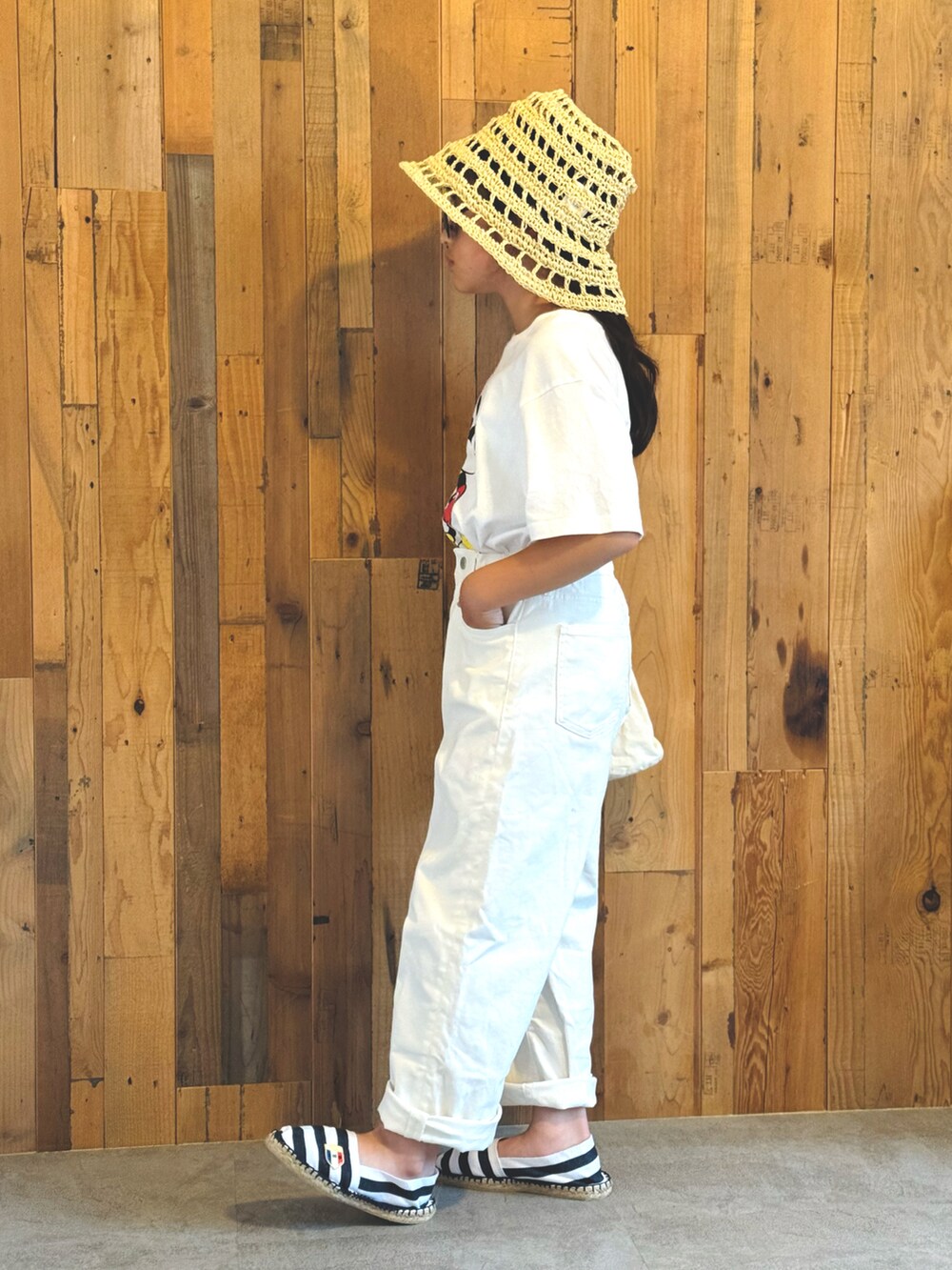 「Tシャツ、プチプラ、夏コーデ、ワントーン、デニム、サングラス、ショルダーバッグ、お出かけコーデ、UNIQLO、休日スタイル、ボーダー、カジュアルコーデ、淡色コーデ、ホワイトコーデ、白Tシャツ」｜「green label relaxingのアイテム（ハット、ベージュ系）」を使った、かーちんさん（キッズ・132cm）の夏コーディネートの2枚目の写真
