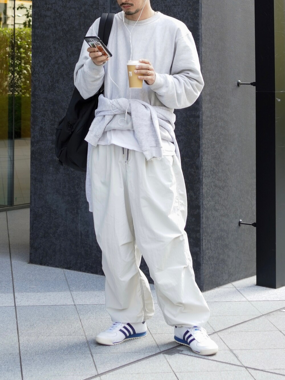 ホワイト系のカーゴパンツを着用したメンズの秋コーディネートの2枚目の写真