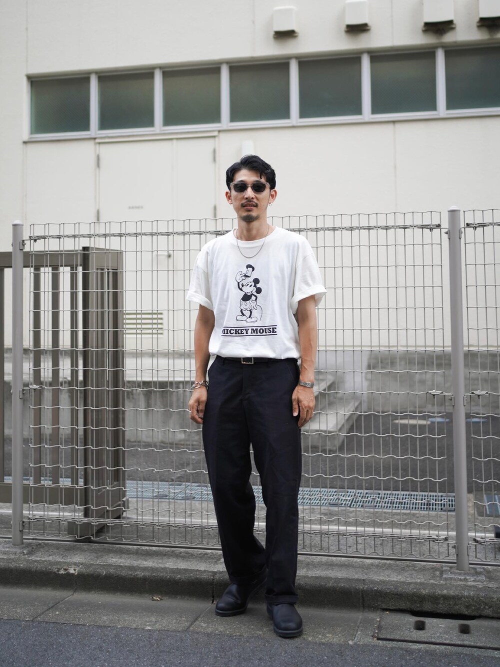 ホワイト系のTシャツ/カットソーを着用したメンズの夏コーディネートの4枚目の写真