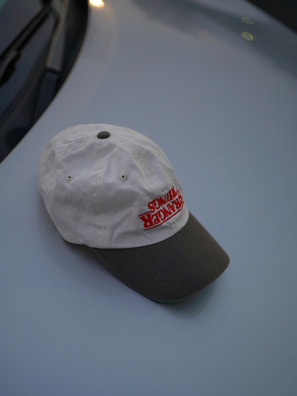 ホワイト系のキャップを着用したメンズの秋コーディネートの3枚目の写真