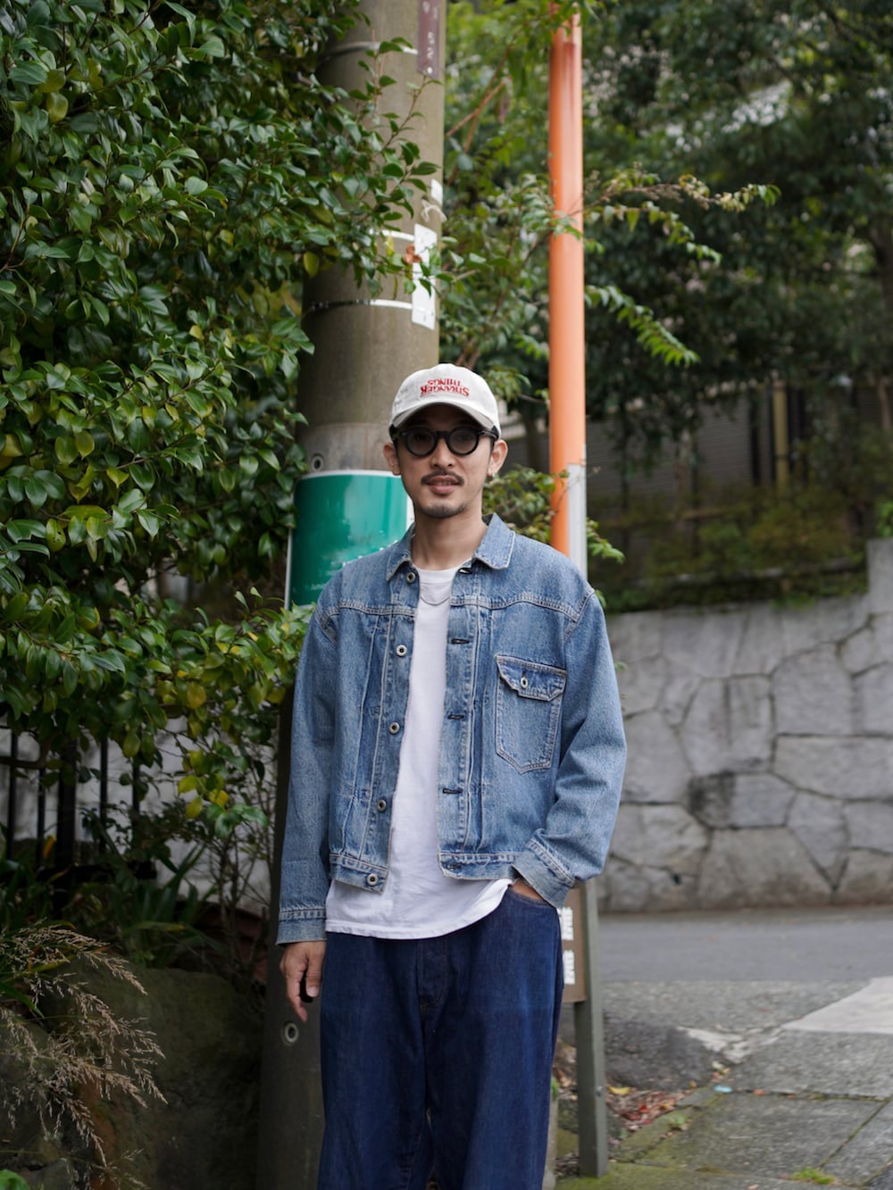 ホワイト系のキャップを着用したメンズの秋コーディネートの2枚目の写真