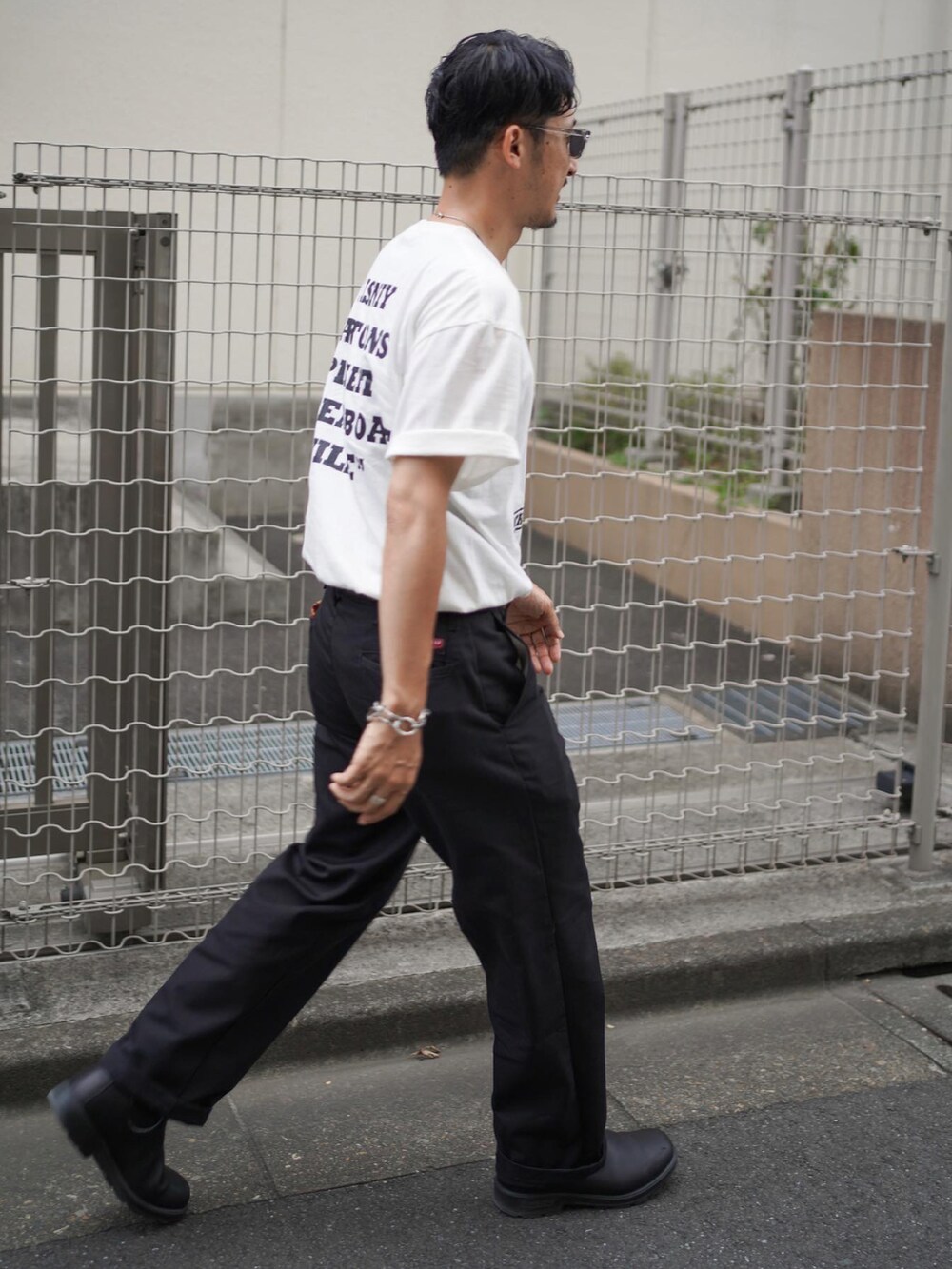 ホワイト系のTシャツ/カットソーを着用したメンズの夏コーディネートの3枚目の写真