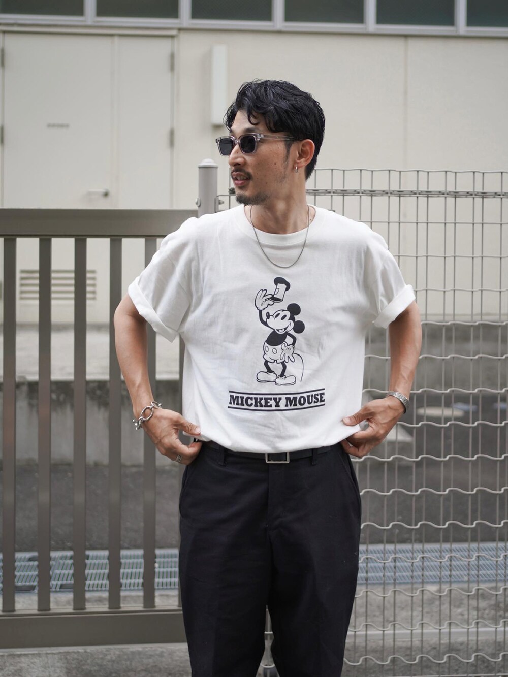 ホワイト系のTシャツ/カットソーを着用したメンズの夏コーディネートの2枚目の写真