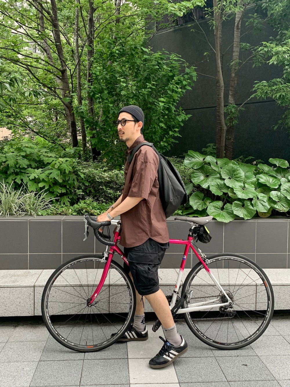 ブルー系のシャツ/ブラウス、ブラック系のショルダーバッグ、ブラック系のスニーカーを着用したメンズの夏コーディネートの2枚目の写真