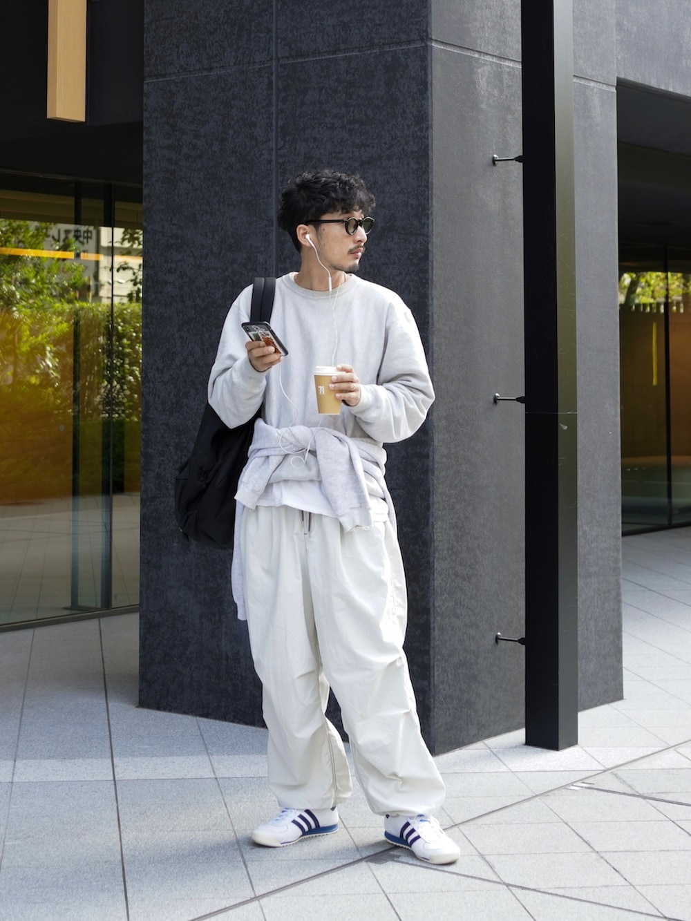 ホワイト系のカーゴパンツを着用したメンズの秋コーディネートの3枚目の写真