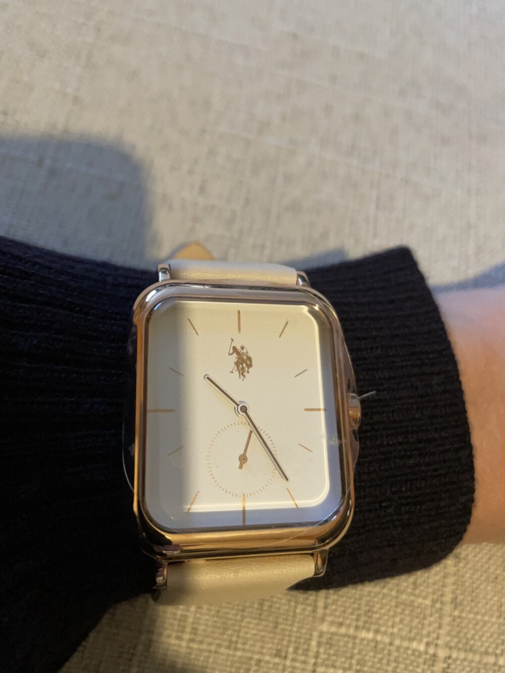 グレー系のベスト、ブルー系のワンピース、グレー系のブーツを着用したレディースの冬コーディネートの2枚目の写真