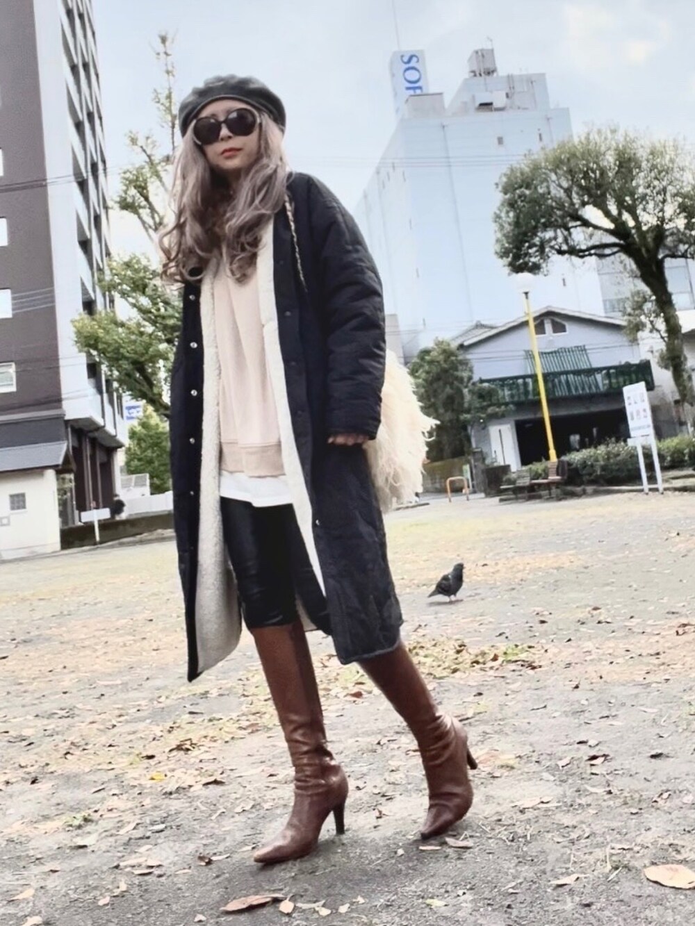 「ビッグシルエット、ショルダーバッグ、モノトーン、お出かけコーデ、レザーパンツ、キルティングジャケット、ボアジャケット、シンプルコーデ、秋服、オトナカジュアル、いいね、save、フォローお願いします🤑」｜「GOODENOUGHのアイテム（ハンチング/ベレー帽、グレー系）」を使った、noah🐈さん（レディース・155cm）の秋コーディネートの2枚目の写真
