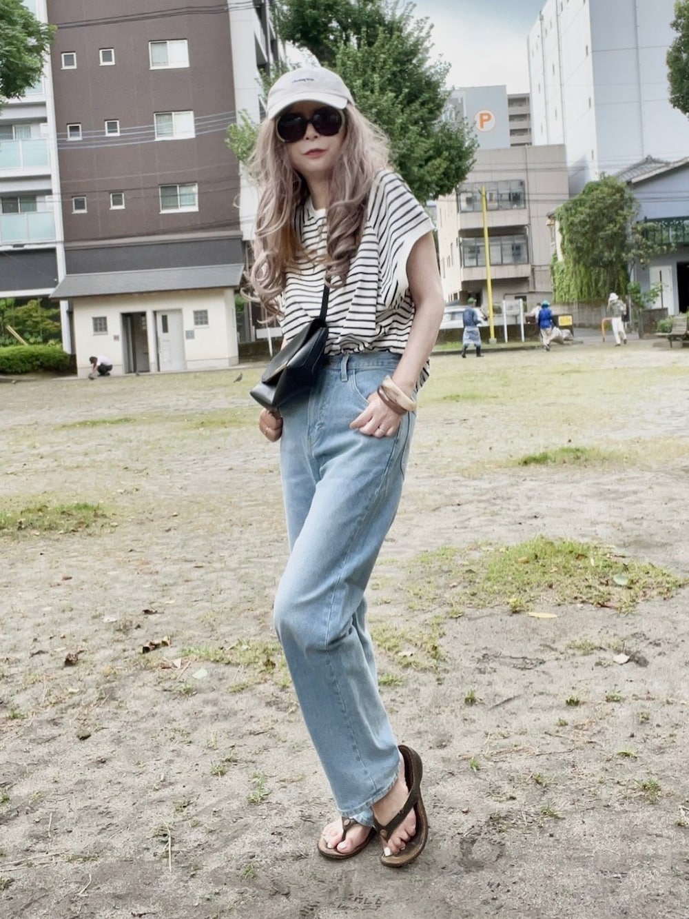 「LEE、オトナカジュアル、シンプルコーデ、オトナ女子、夏、カジュアル、ショルダーバッグ、ビーチサンダル、ラフ、ボーダー」｜「Auntie Rosa HolidayのラグランスリーブボーダーT（Tシャツ/カットソー、ブラック系）」を使った、noah🐈さん（レディース・155cm）の夏コーディネートの2枚目の写真