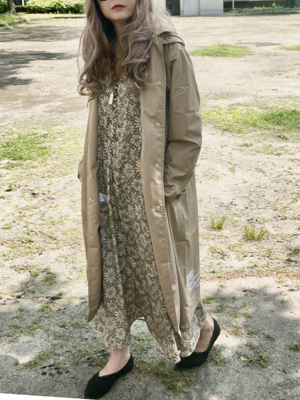 「トラディショナルウェザーウエア、Traditional Weatherwear、レインコート、春コーデ、カジュアルコーデ、シンプル、ゆるコーデ、きれいめカジュアル、おしゃれさんと繋がりたい、花柄、大人カジュアル、ワンピース、ロングワンピース、ガーリー、オトナ女子」｜「Traditional WeatherwearのPENRITH RAIN PACKABLE / パッカブルレインコート（レインコート/ポンチョ、ベージュ系）」を使った、noah🐈さん（レディース・155cm）の春コーディネートの2枚目の写真
