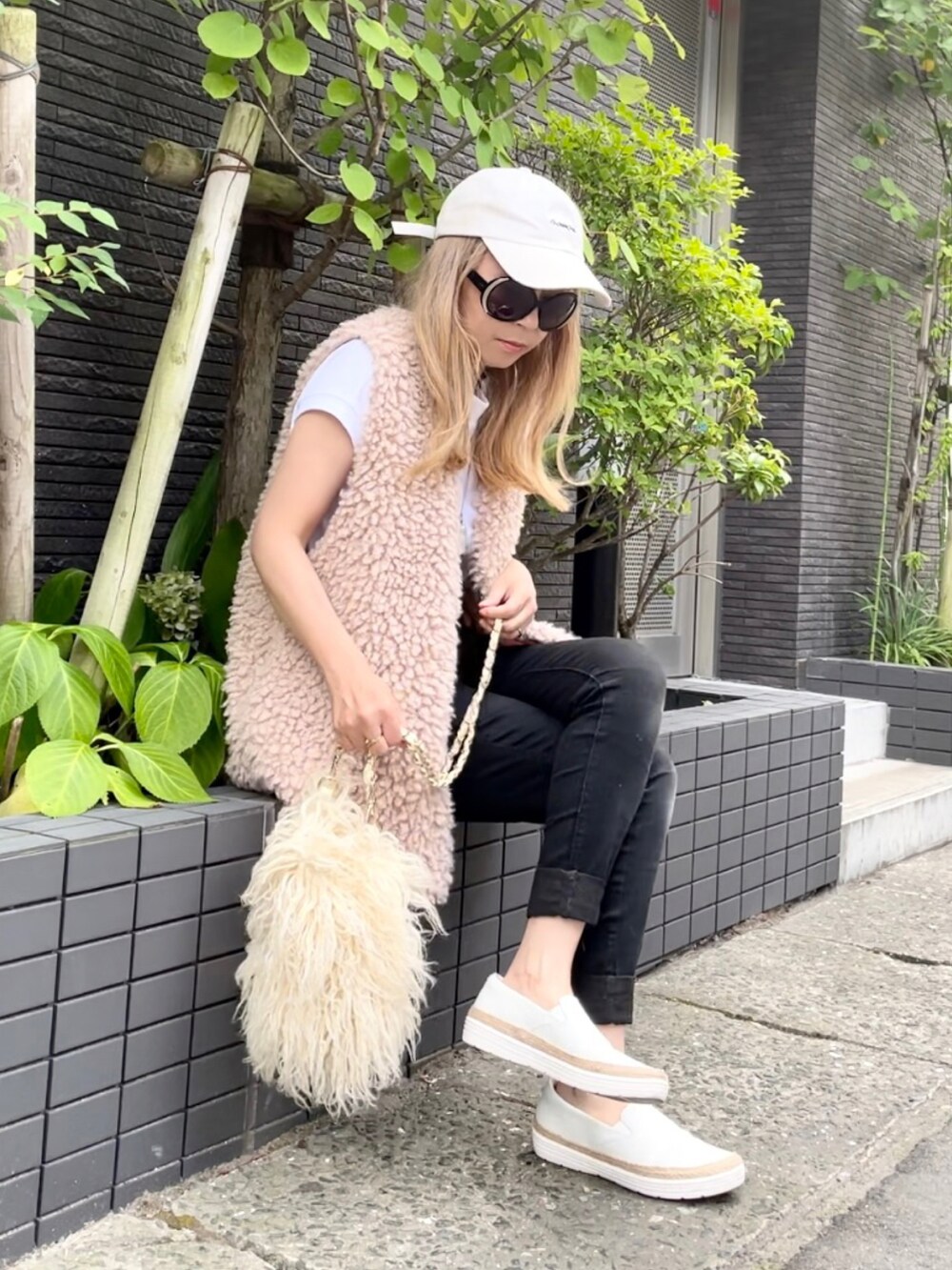 ホワイト系のTシャツ/カットソー、ホワイト系のベスト、ブラック系のデニムパンツを着用したレディースの夏コーディネートの3枚目の写真