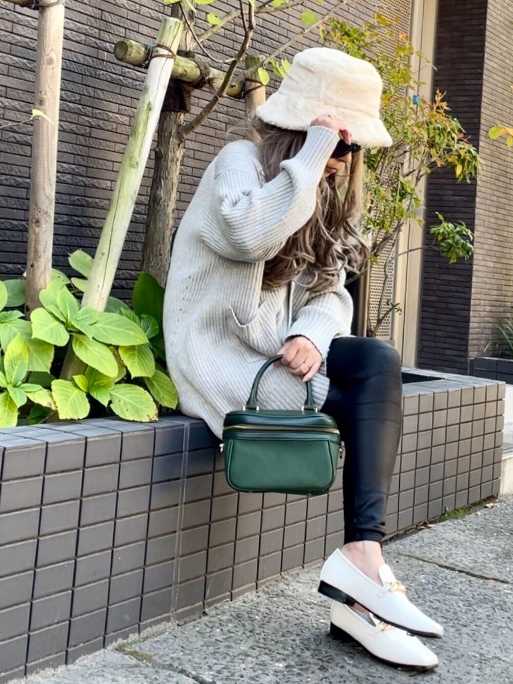 グレー系のカーディガン/ボレロ、グリーン系のショルダーバッグ、ブラック系のその他パンツを着用したレディースの秋コーディネートの2枚目の写真