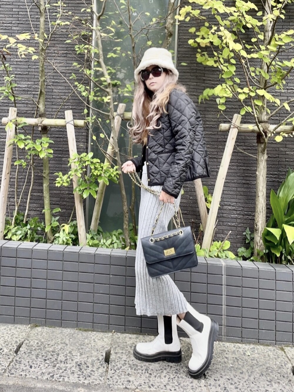 「トラディショナルウェザーウェア、Traditional Weatherwear、秋コーデ、シンプルコーデ、大人カジュアル、秋カラー、おしゃれさんと繋がりたい、カジュアル、ラフコーデ、ロングスカート、ショルダーバッグ、ブーツコーデ、ダウンジャケット」｜「Traditional WeatherwearのARKLEY（ノーカラージャケット、ブラック系）」を使った、noah🐈さん（レディース・155cm）の秋コーディネートの2枚目の写真