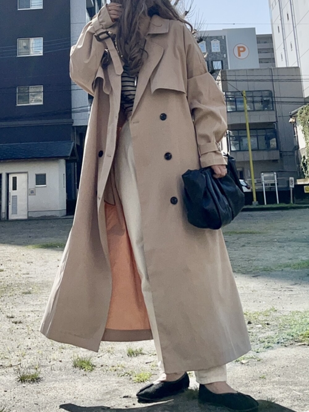 「サムシング、SOMETHING、春コーデ、オトナカジュアル、シンプル、淡色コーデ、デニムコーデ、おしゃれさんと繋がりたい、トレンチコート、きれいめカジュアル」|「JUNOAHのアイテム(トレンチコート、ベージュ系)」を使った、noah🐈さん(レディース・155cm)の春コーディネートの2枚目の写真