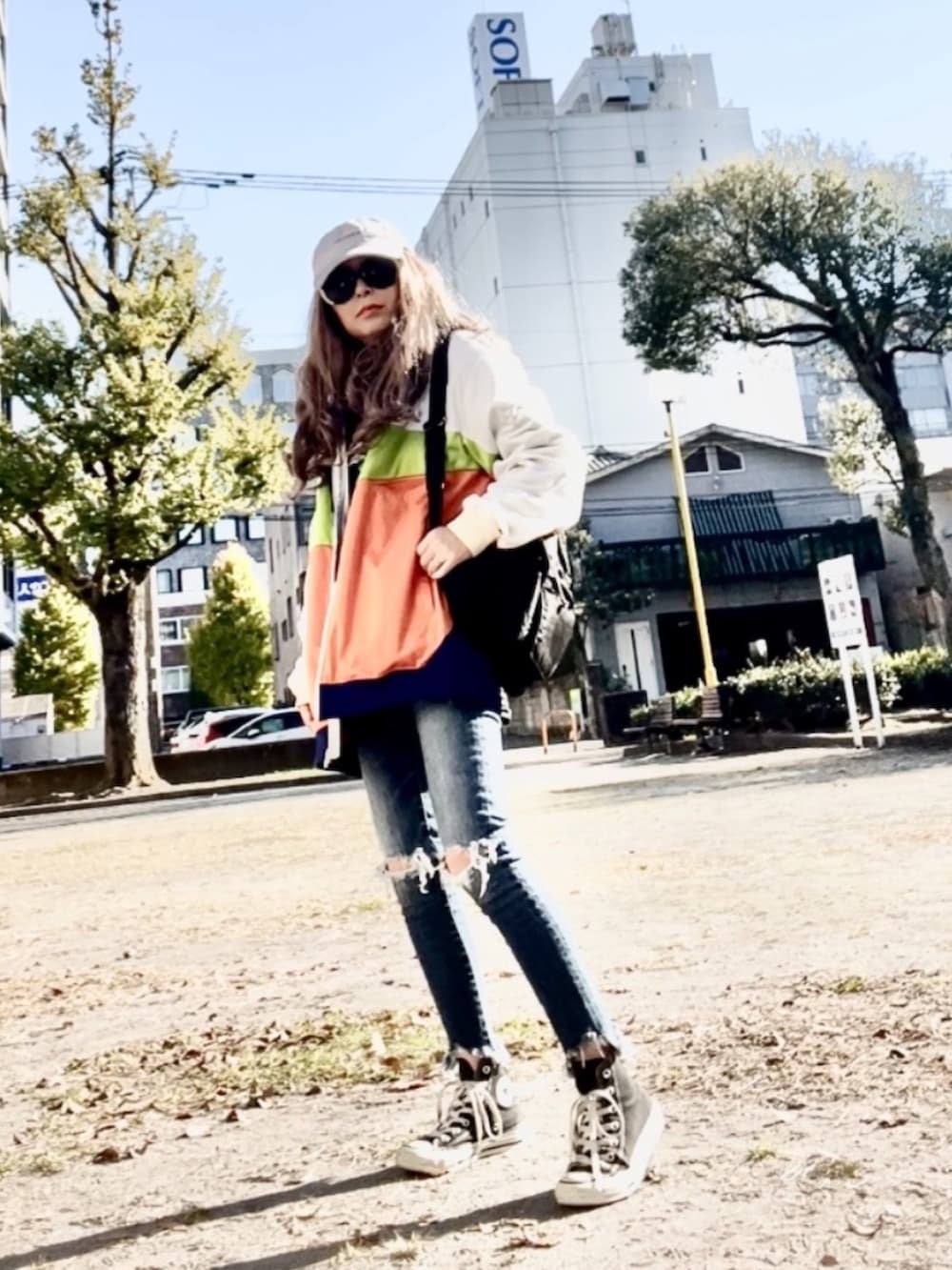 その他のジャケット/アウター、ブラック系のパーカー、ブラック系のバックパック/リュックを着用したレディースの秋コーディネートの2枚目の写真