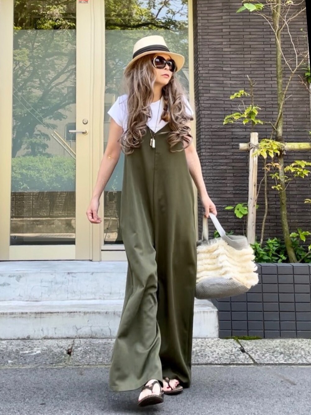 「カルバンクライン、Calvin Klein、春夏コーデ、オトナカジュアル、オトナ女子、シンプルコーデ、大人コーデ、夏コーデ、きれいめカジュアル、シンプル、ワンピーススタイル、白Tシャツ」｜「plume blancheのアイテム（ハット、ホワイト系）」を使った、noah🐈さん（レディース・155cm）の春コーディネートの3枚目の写真