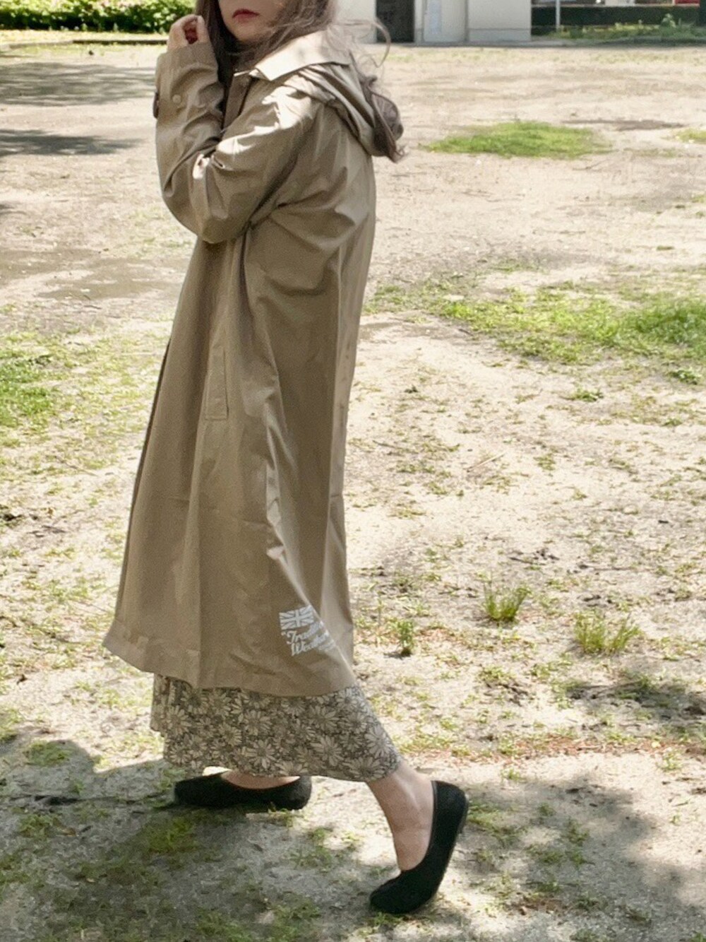「トラディショナルウェザーウエア、Traditional Weatherwear、レインコート、春コーデ、カジュアルコーデ、シンプル、ゆるコーデ、きれいめカジュアル、おしゃれさんと繋がりたい、花柄、大人カジュアル、ワンピース、ロングワンピース、ガーリー、オトナ女子」｜「Traditional WeatherwearのPENRITH RAIN PACKABLE / パッカブルレインコート（レインコート/ポンチョ、ベージュ系）」を使った、noah🐈さん（レディース・155cm）の春コーディネートの3枚目の写真