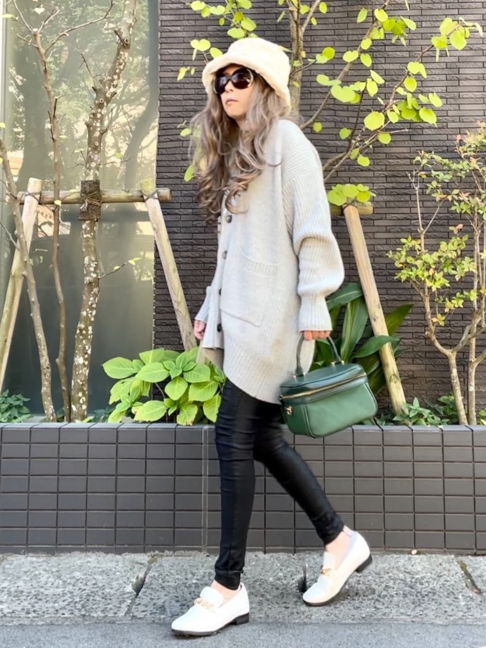 グレー系のカーディガン/ボレロ、グリーン系のショルダーバッグ、ブラック系のその他パンツを着用したレディースの秋コーディネートの4枚目の写真