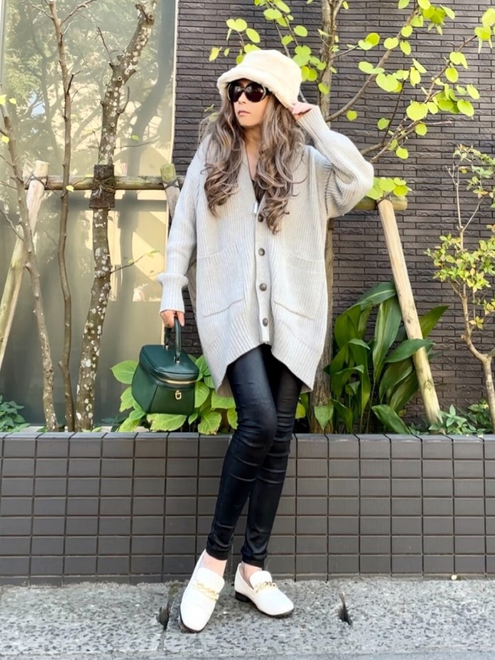 グレー系のカーディガン/ボレロ、グリーン系のショルダーバッグ、ブラック系のその他パンツを着用したレディースの秋コーディネートの3枚目の写真