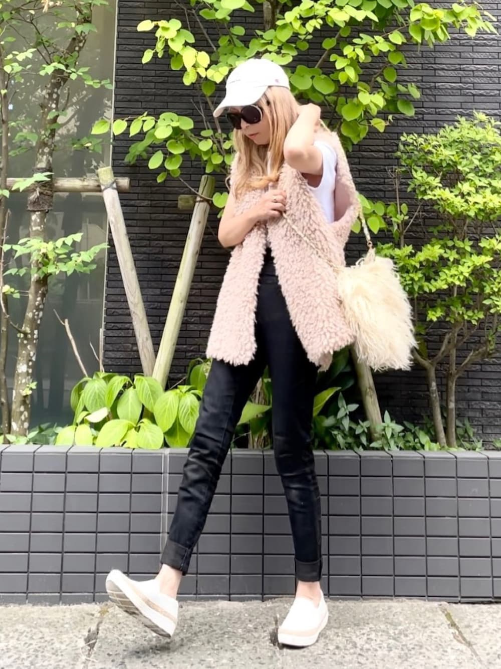 ホワイト系のTシャツ/カットソー、ホワイト系のベスト、ブラック系のデニムパンツを着用したレディースの夏コーディネートの2枚目の写真