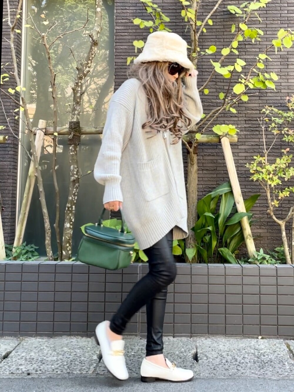 グレー系のカーディガン/ボレロ、グリーン系のショルダーバッグ、ブラック系のその他パンツを着用したレディースの秋コーディネートの5枚目の写真