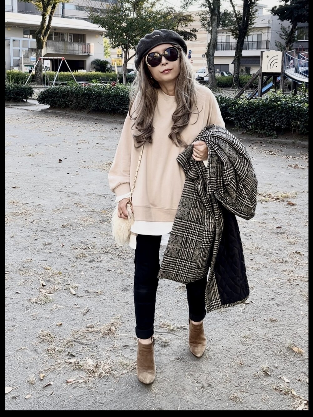 「秋コーデ、カジュアル、大人コーデ、冬コーデ、おしゃれさんと繋がりたい、シンプル、ショートブーツ、スウェット、ナチュラル、チェック柄に恋してる」｜「GOODENOUGHのアイテム（ハンチング/ベレー帽、グレー系）」を使った、noah🐈さん（レディース・155cm）の秋コーディネートの2枚目の写真