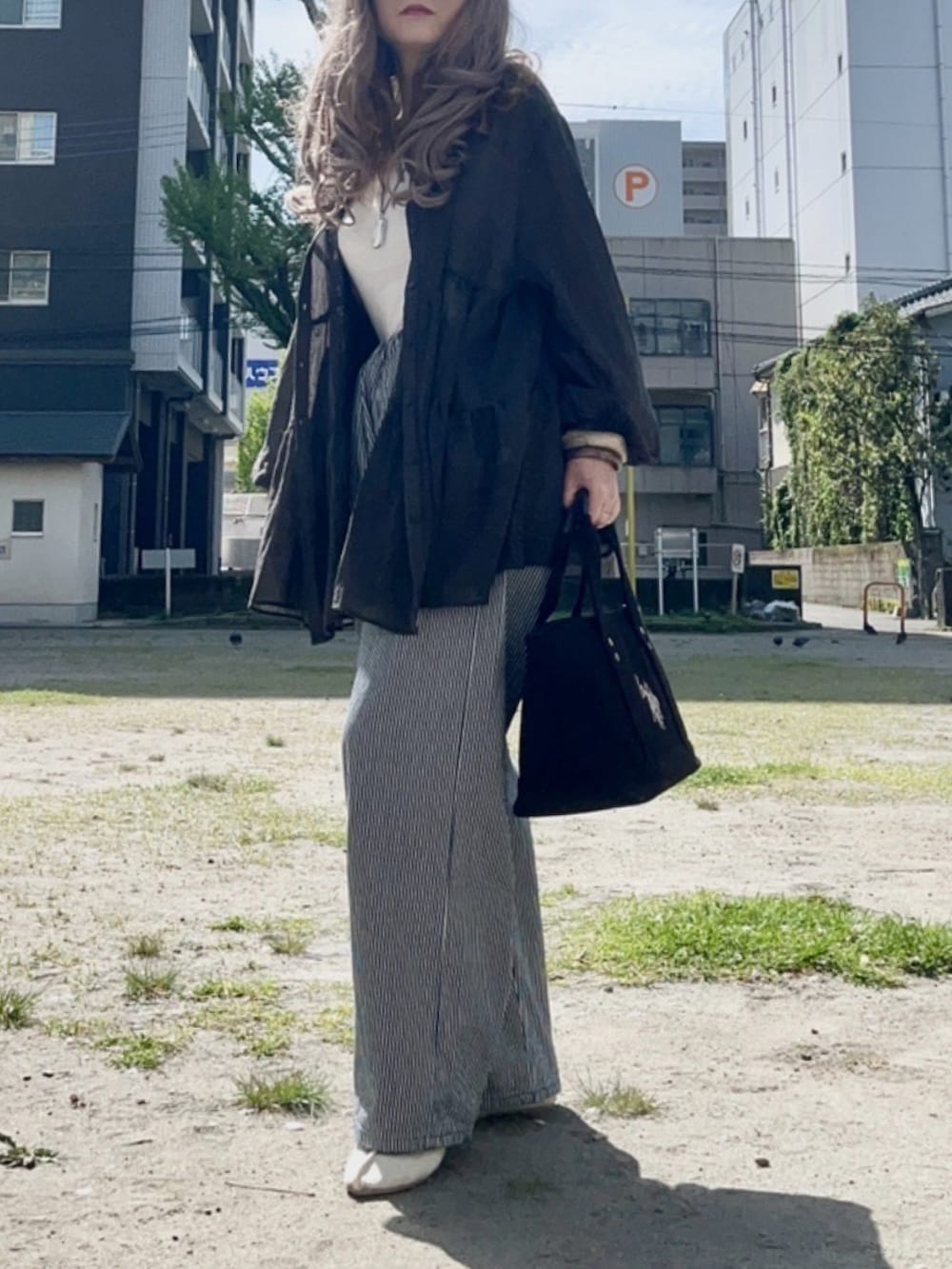 「LEE、Lee、シンプルコーデ、オトナカジュアル、パンツスタイル、大人コーデ、カジュアル、キレイめ、リラックススタイル、オーバーサイズ、トートバッグ、着回しコーデ」｜「BONLECILLのふんわりガーゼ ティアードブラウス（シャツ/ブラウス、グレー系）」を使った、noah🐈さん（レディース・155cm）の春コーディネートの2枚目の写真