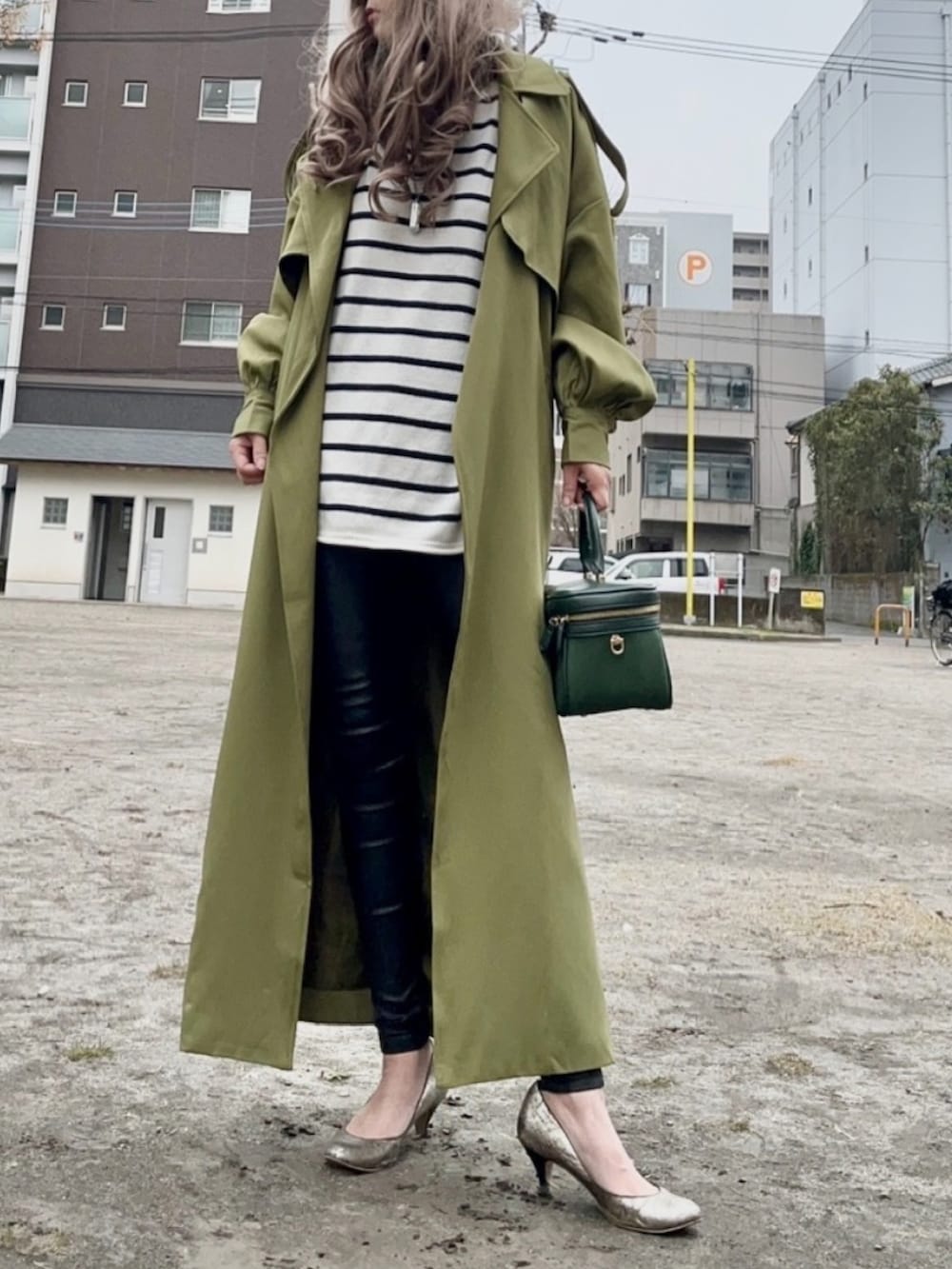 ホワイト系のニット/セーター、グリーン系のショルダーバッグ、ブラック系のその他パンツを着用したレディースの冬コーディネートの2枚目の写真