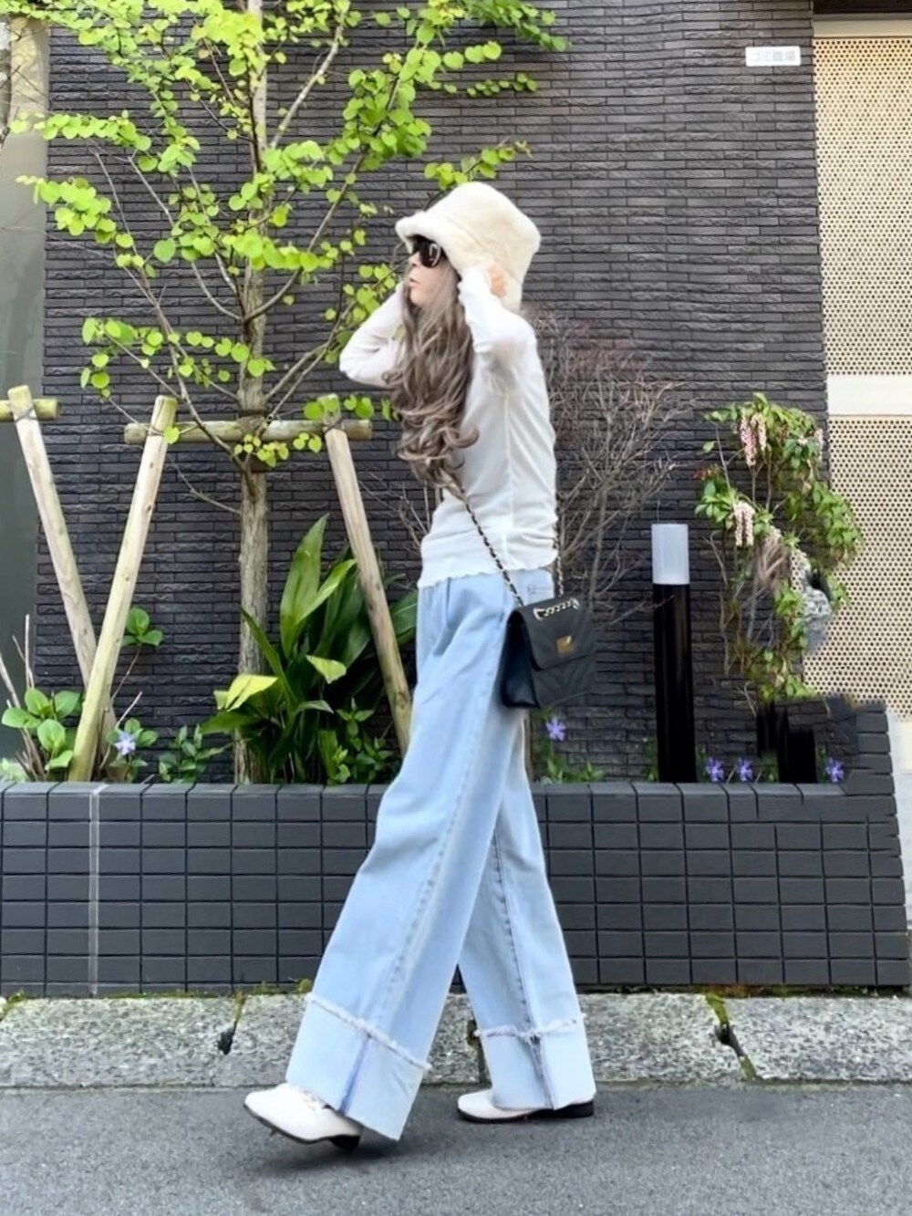 ホワイト系のTシャツ/カットソー、ブラック系のショルダーバッグ、ホワイト系のローファーを着用したレディースの春コーディネートの2枚目の写真