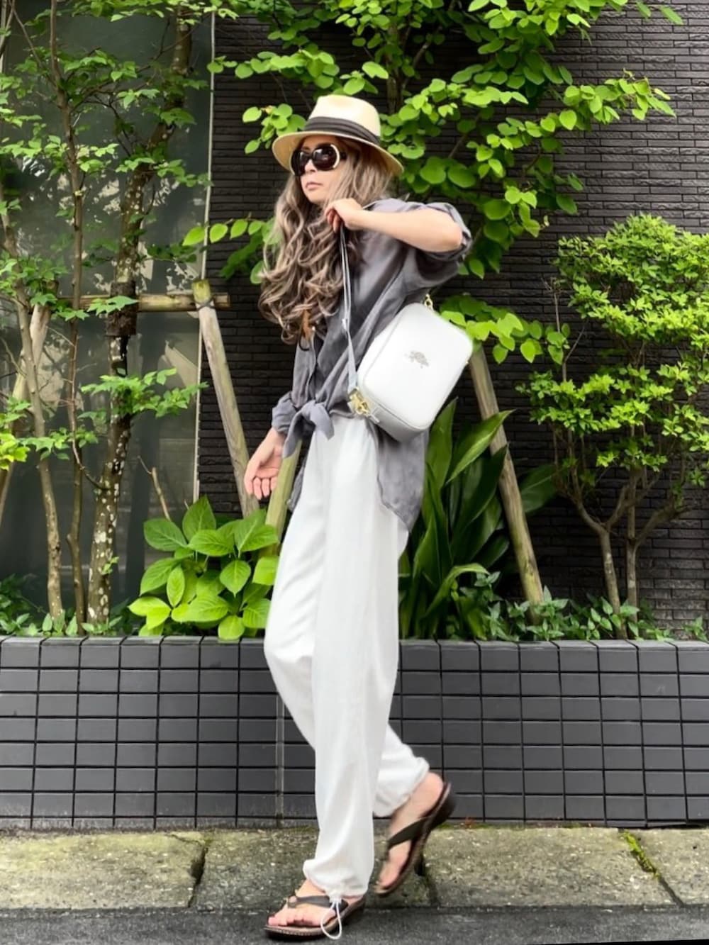 「ユーエスポロアッスン、U.S.POLO ASSN.、オトナ女子、きれいめカジュアル、シンプルコーデ、カジュアルコーデ、夏コーデ、プチプラ、大人カジュアル、お洒落さんとつながりたい、夏服コーデ、楽チンコーデ、パンツスタイル、シンプル、キレイめ」|「plume blancheのアイテム(ハット、ホワイト系)」を使った、noah🐈さん(レディース・155cm)の夏コーディネートの3枚目の写真