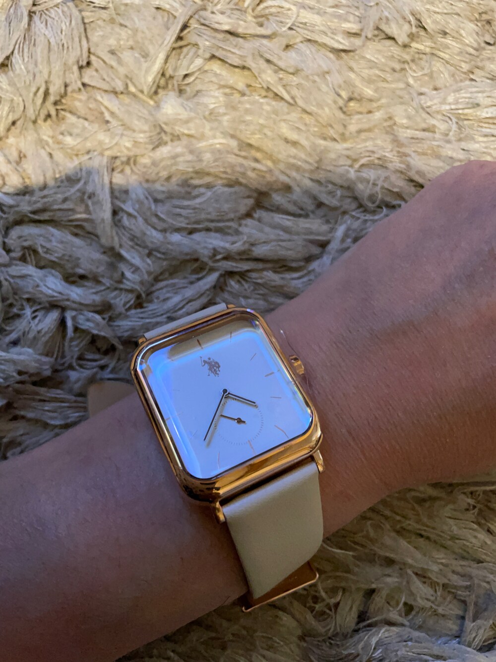 ブルー系のワンピース、パープル系のハンドバッグ、ブラック系のブーツを着用したレディースの冬コーディネートの2枚目の写真