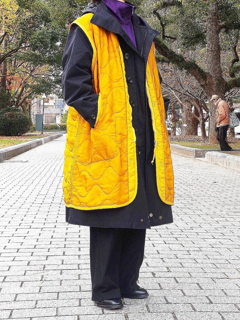 パープル系のその他アウター、イエロー系のノーカラーコート、ブラック系のジャケット/アウターを着用したメンズの冬コーディネートの2枚目の写真