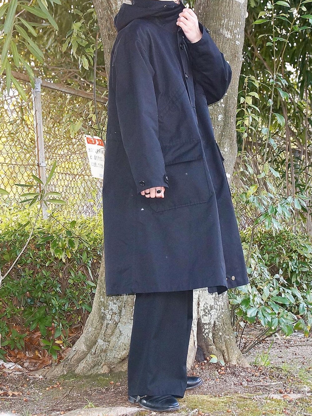 ブラック系のモッズコート、ブラック系のその他パンツ、ブラック系のローファーを着用したメンズの冬コーディネートの3枚目の写真