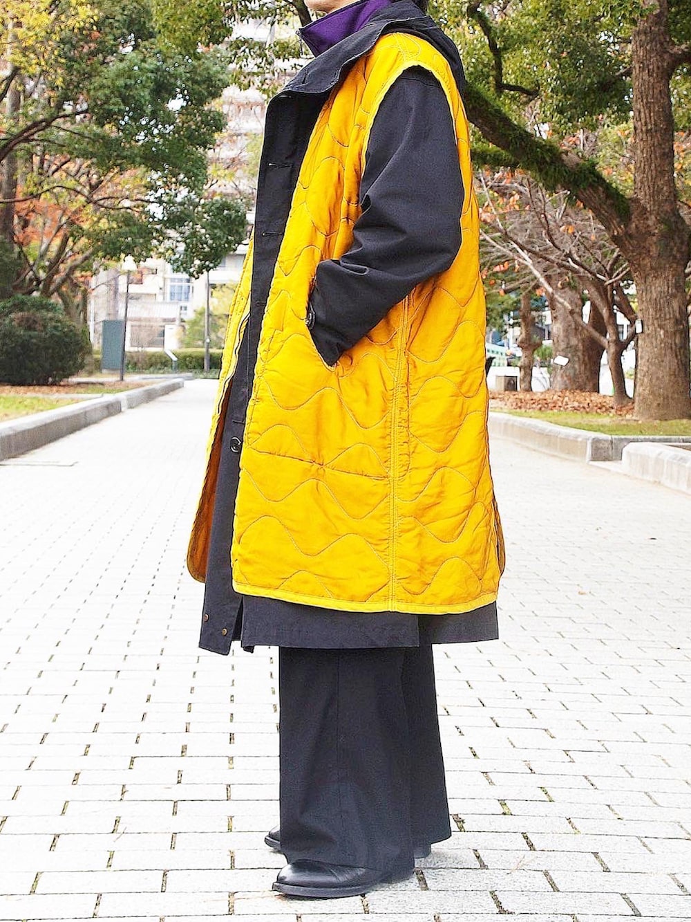 パープル系のその他アウター、イエロー系のノーカラーコート、ブラック系のジャケット/アウターを着用したメンズの冬コーディネートの3枚目の写真