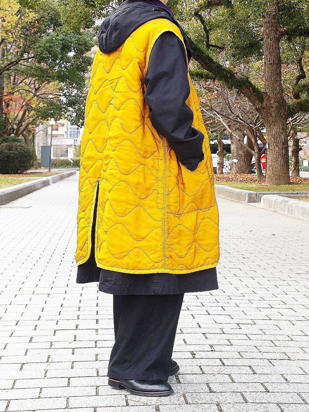 パープル系のその他アウター、イエロー系のノーカラーコート、ブラック系のジャケット/アウターを着用したメンズの冬コーディネートの4枚目の写真