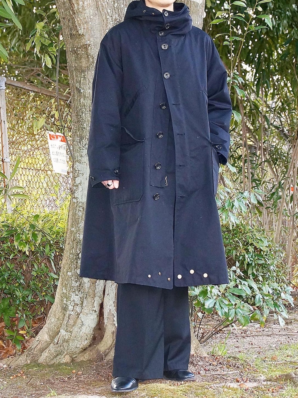 ブラック系のモッズコート、ブラック系のその他パンツ、ブラック系のローファーを着用したメンズの冬コーディネートの2枚目の写真