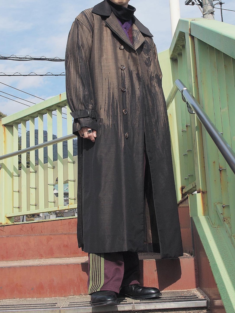 ブラウン系のトレンチコート、パープル系のカーディガン/ボレロ、パープル系のスウェットパンツを着用したメンズの冬コーディネートの2枚目の写真