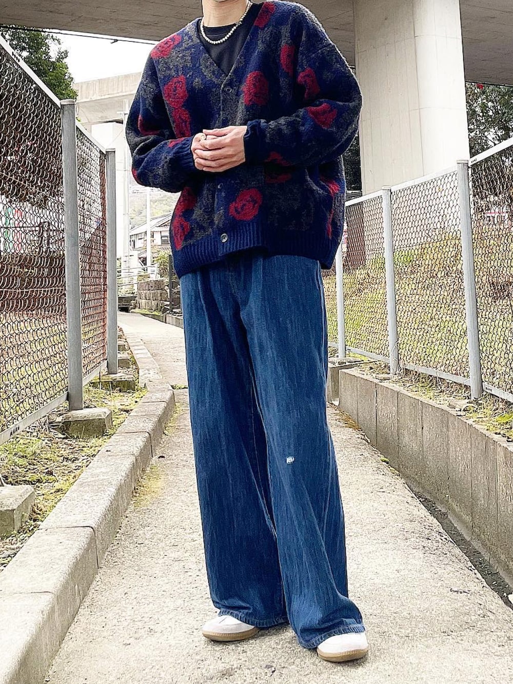 ブルー系のカーディガン/ボレロ、ブルー系のデニムパンツ、ホワイト系のスニーカーを着用したメンズの冬コーディネートの2枚目の写真