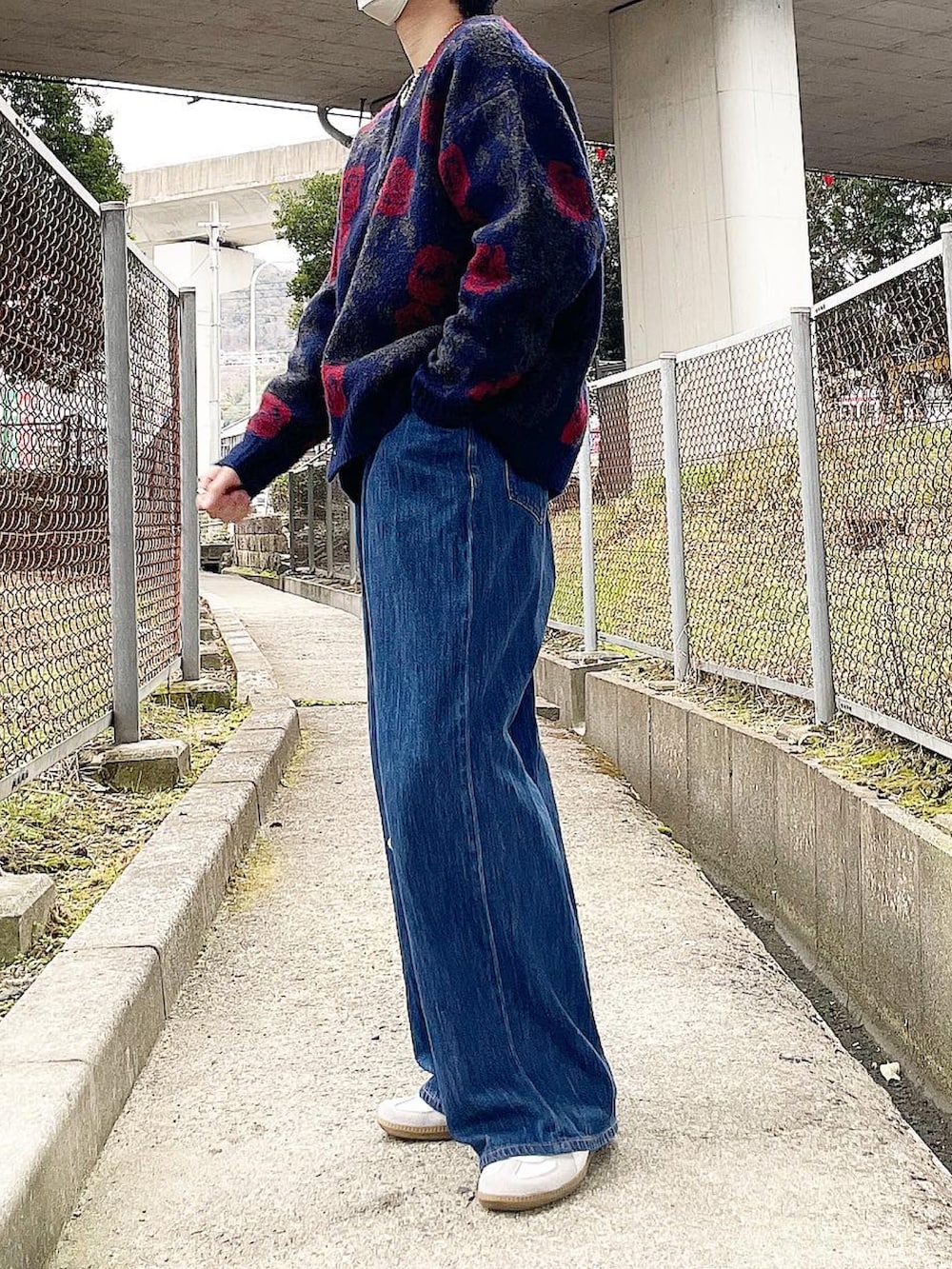 ブルー系のカーディガン/ボレロ、ブルー系のデニムパンツ、ホワイト系のスニーカーを着用したメンズの冬コーディネートの3枚目の写真