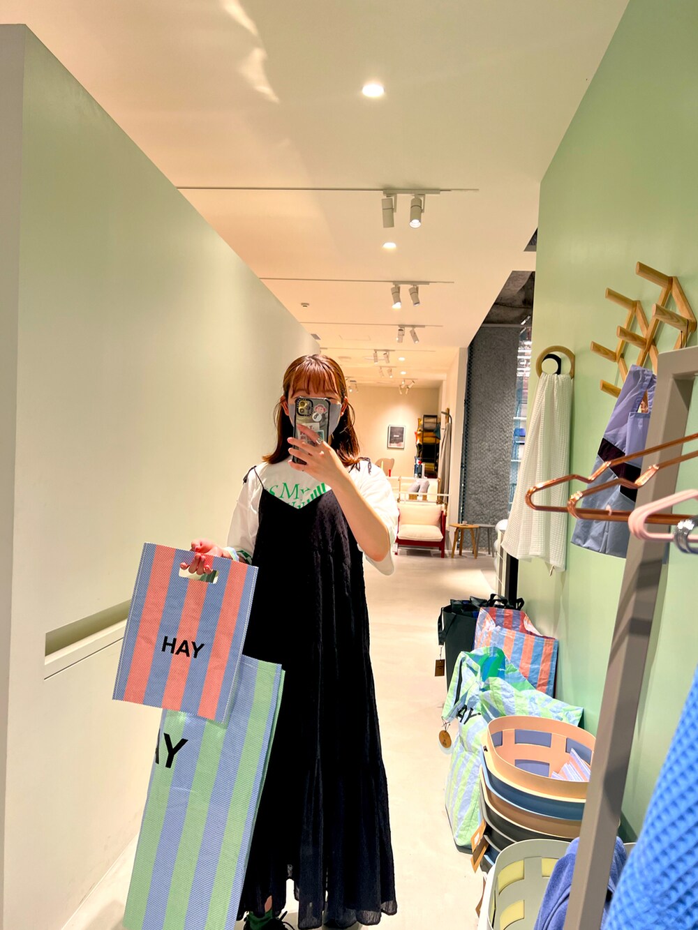 「HAY、hayトート、緑コーデ、靴下屋」｜「HAYのアイテム（トートバッグ、ブラック系）」を使った、アスカスさん（レディース・163cm）の春コーディネートの2枚目の写真