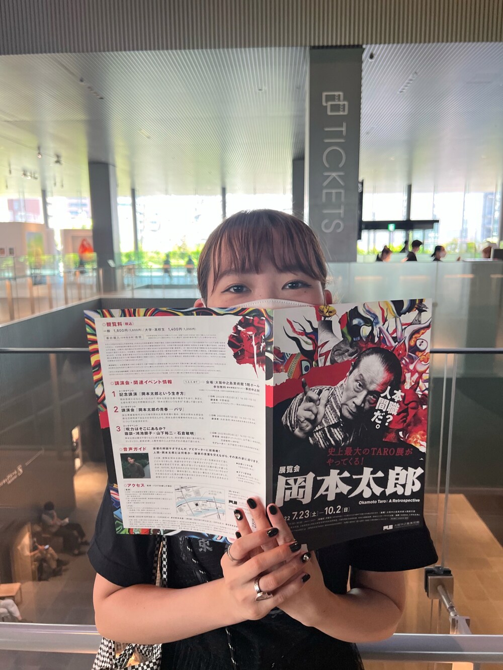 「岡本太郎展、ブラックコーデ、ブラック、Candy Stripper、jouetie」｜「Candy StripperのORIENTAL CANDY TEE（Tシャツ/カットソー、ブラック系）」を使った、アスカスさん（レディース・163cm）の秋コーディネートの3枚目の写真