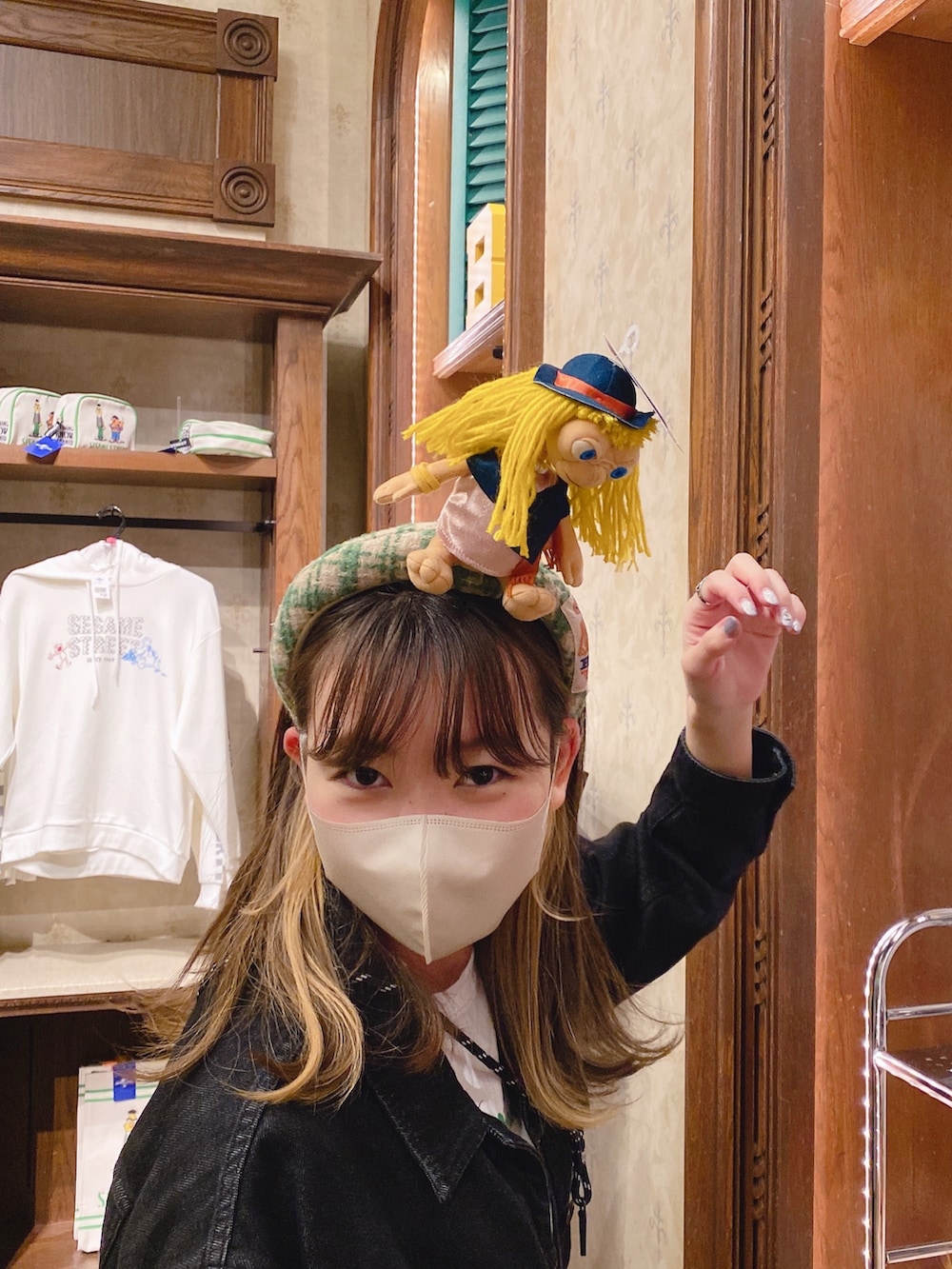 「E.T.、ユニバコーデ、ユニバーサルスタジオジャパン、オスカー、グリーンコーデ」｜「CasseliniのCasselini(キャセリーニ)グラフィックトート（トートバッグ、ブラック系）」を使った、アスカスさん（レディース・163cm）の秋コーディネートの4枚目の写真