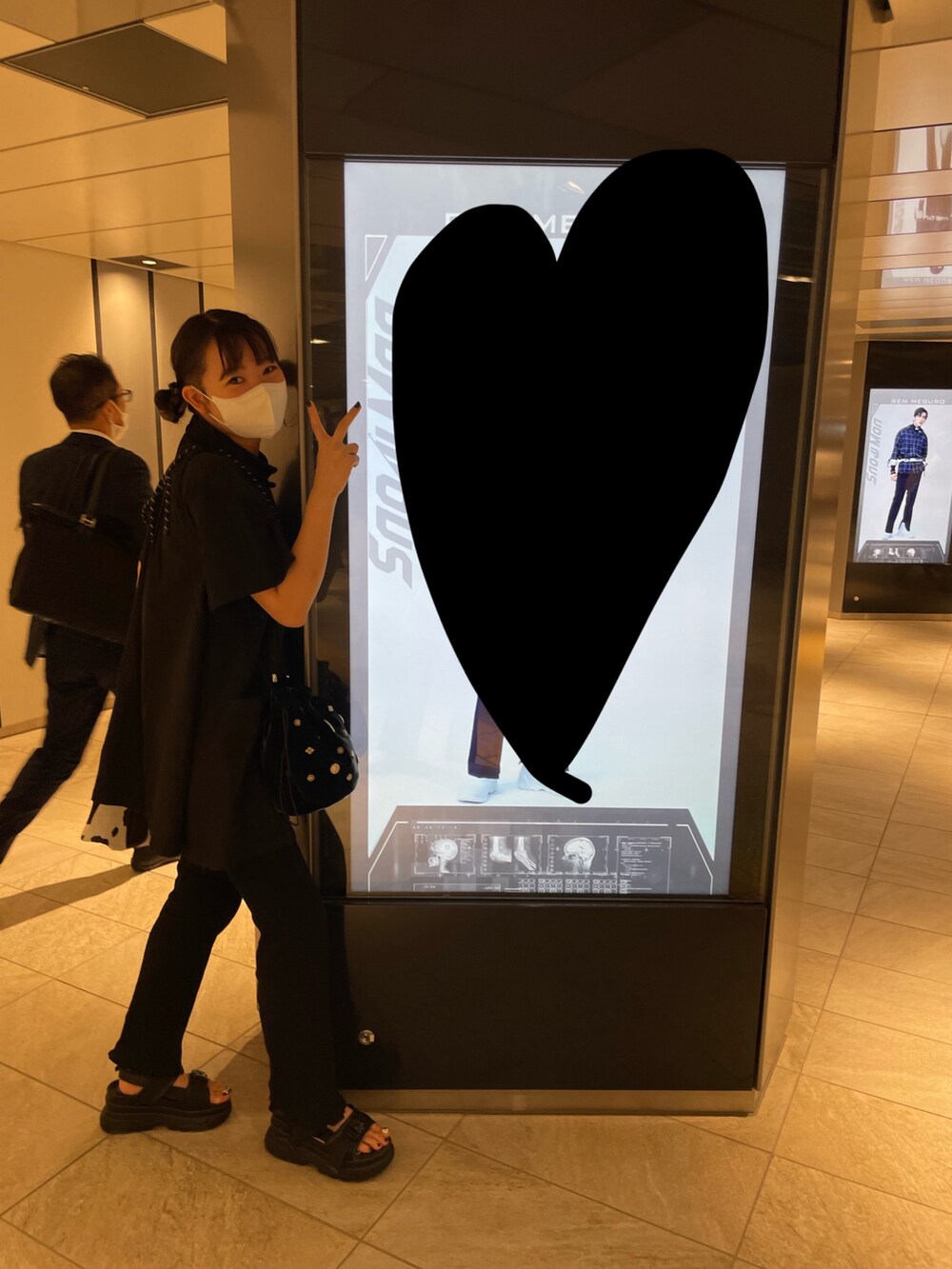 「チャイナ風、ブラックコーデ、jouetie」｜「ROSE BUDの<TV番組相席食堂着用アイテム>コンチョショルダーバッグ（ショルダーバッグ、ブラック系）」を使った、アスカスさん（レディース・163cm）の秋コーディネートの3枚目の写真