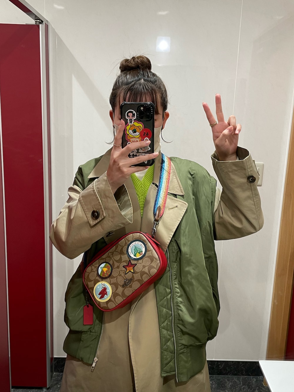 「UNIQLOMARNI、COACH、MA-1」｜「UNIQLOのアイテム（トレンチコート、ベージュ系）」を使った、アスカスさん（レディース・163cm）の冬コーディネートの2枚目の写真