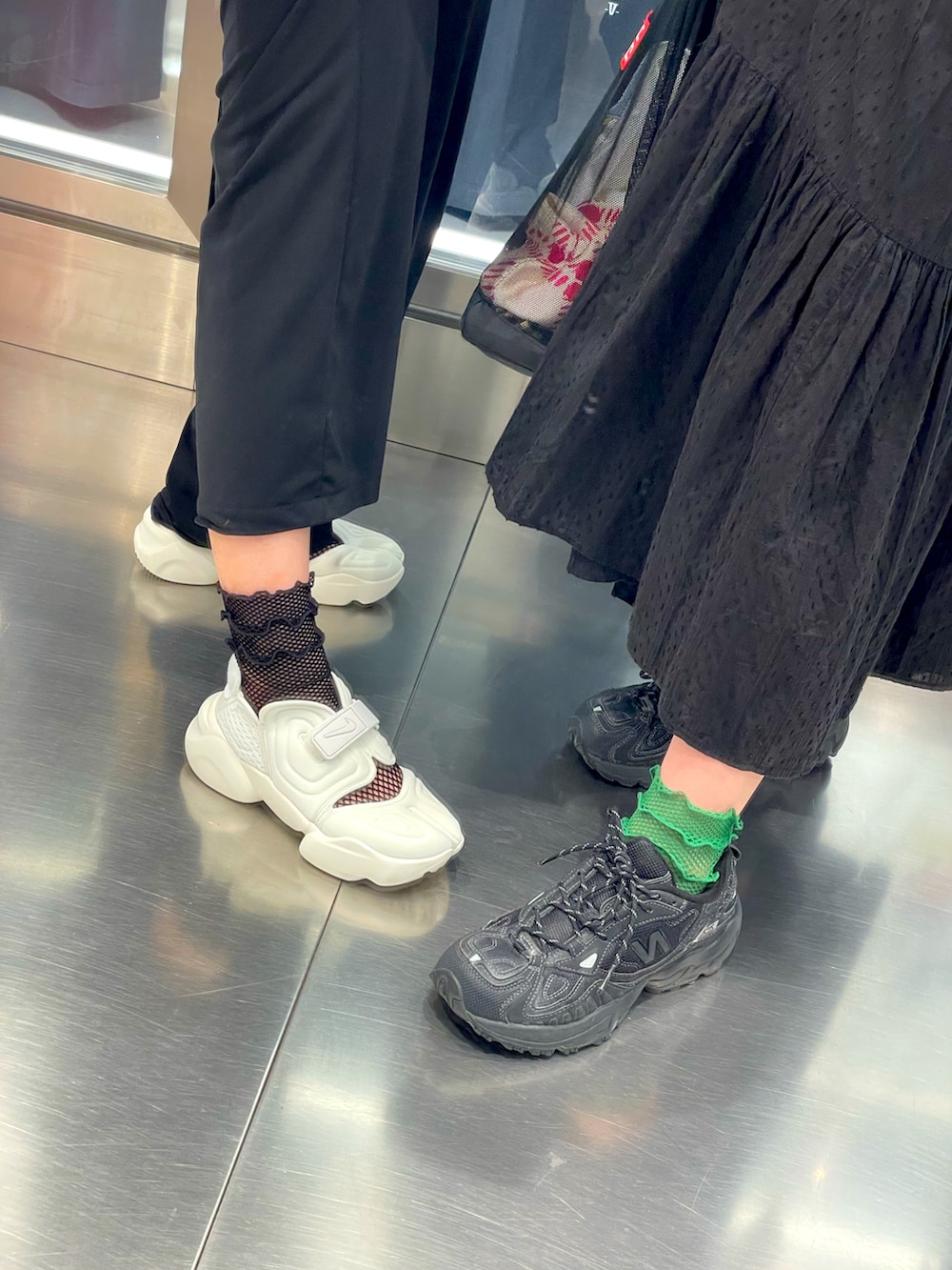 「HAY、hayトート、緑コーデ、靴下屋」｜「HAYのアイテム（トートバッグ、ブラック系）」を使った、アスカスさん（レディース・163cm）の春コーディネートの3枚目の写真